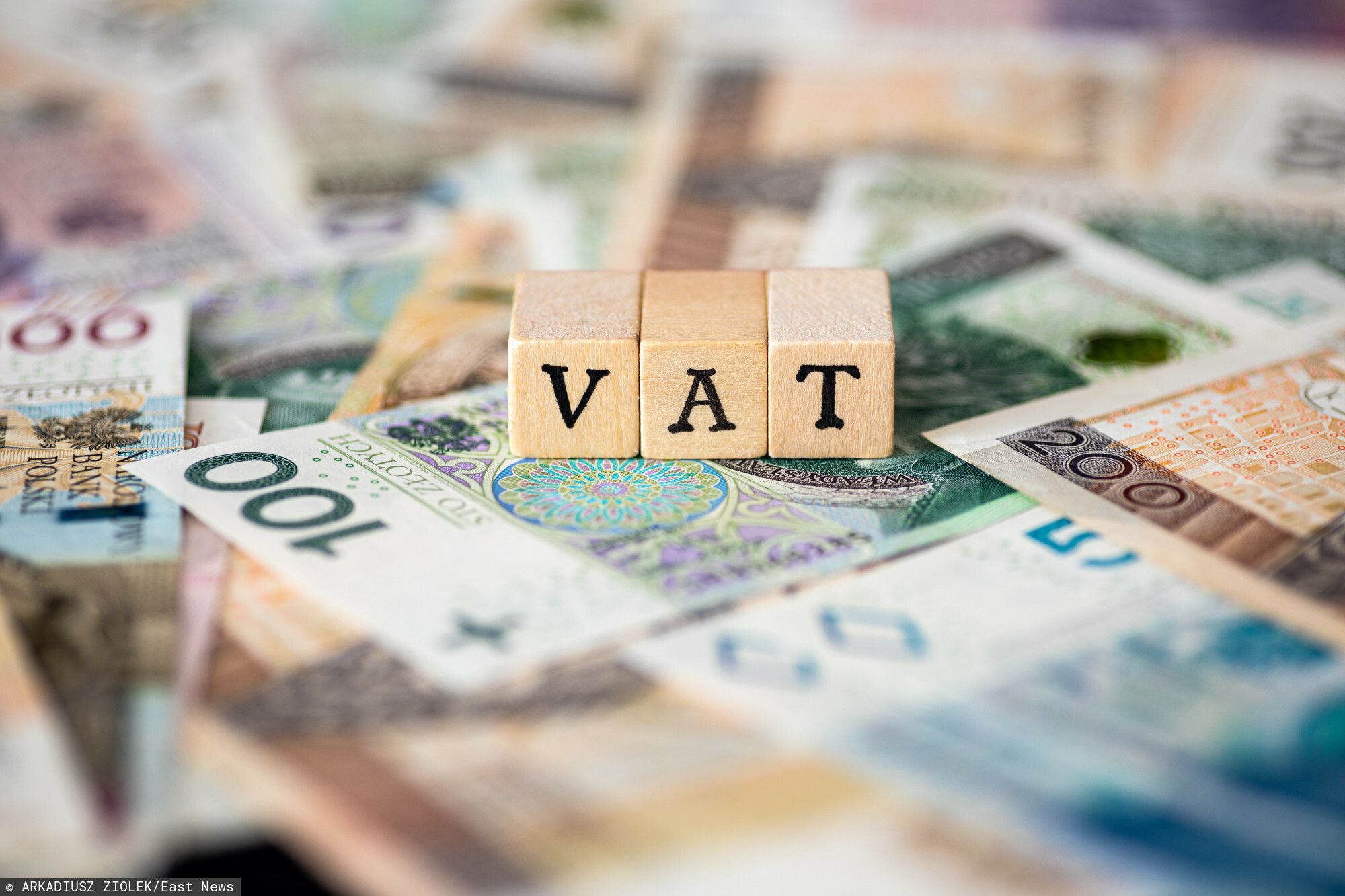 fot: Arkadiusz Ziolek/ East News. n/z Napis VAT na tle pieniedzy.