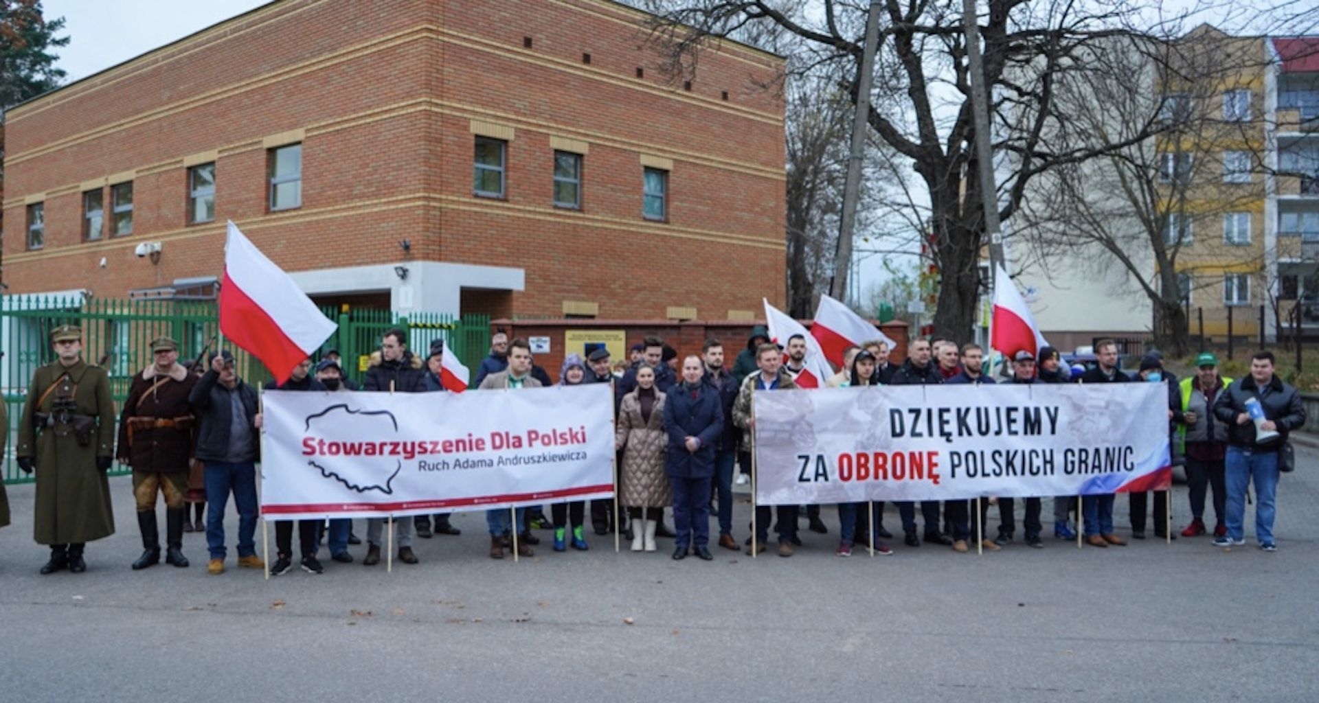 Przed siedzibą Podlaskiej Straży Granicznej odbyła się manifestacja poparcia dla działań funkcjonariuszy