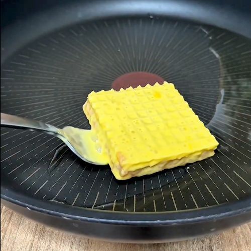 Weź wafle i rozsmaruj na nich mięso mielone. Przepis na medal