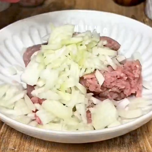 Weź wafle i rozsmaruj na nich mięso mielone. Przepis na medal