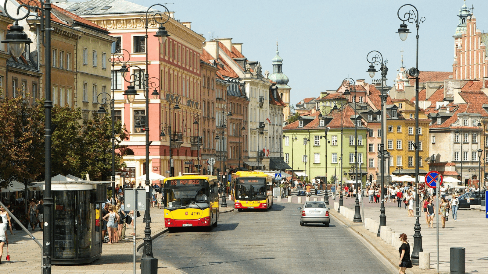 Wypadek na Ochocie. Autobus zderzył się z samochodem