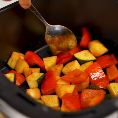 To mój ulubiony przepis na udka z kurczaka. Mięso jest soczyste, a skórka cudownie chrupiąca