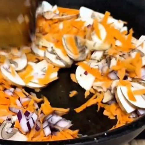 Zawijam wszystko w papier do pieczenia i układam na patelni. To danie smakuje jak z restauracji