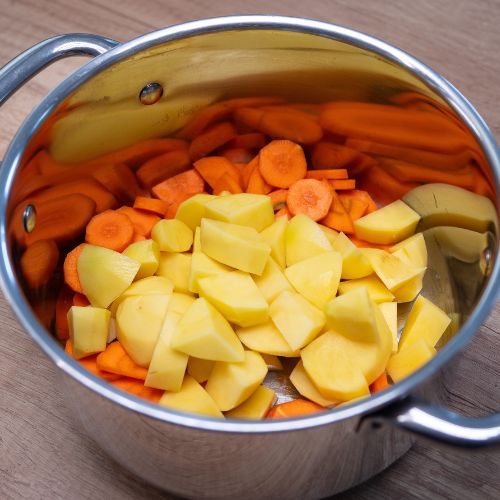 Kroję mięso, warzywa i wstawiam do piekarnika. Ten obiad robi się sam