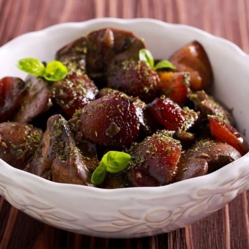 Wątróbka pieczona ze śliwką. Kultowe danie w jesiennym wydaniu