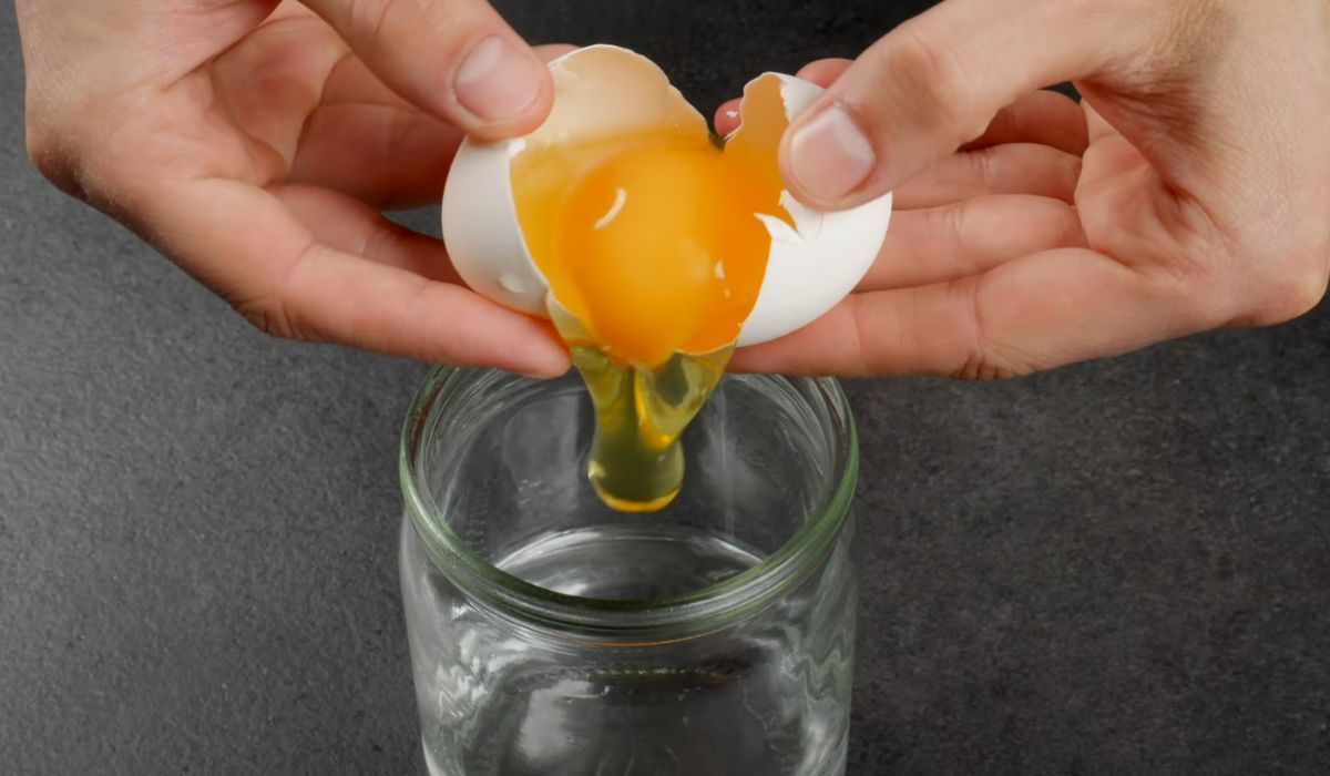wbijanie jajka do szklanki