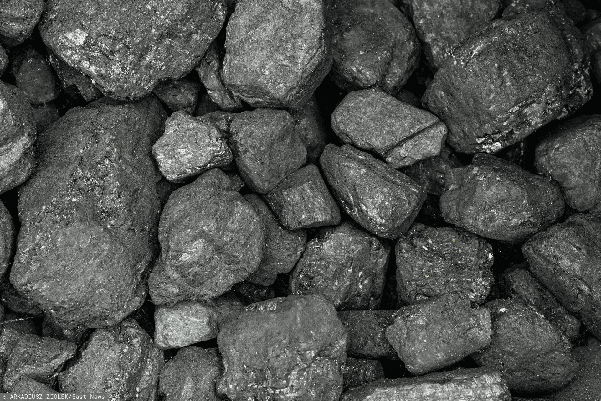 Tyle kosztuje węgiel w listopadzie 2025. Polacy sięgną głębiej do kieszeni, aby ogrzać mieszkanie