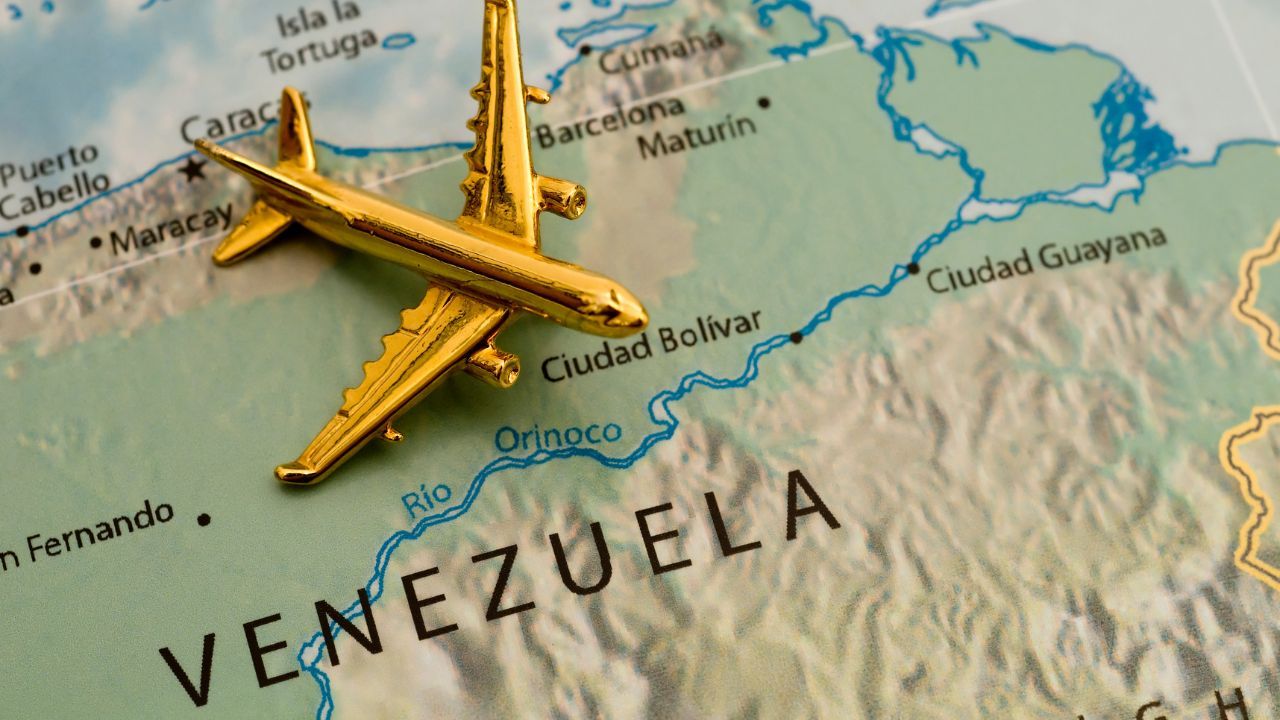 MSZ ostrzega Polaków przed podróżą. Rajska wyspa na skraju wojny, linie lotnicze odwołują loty