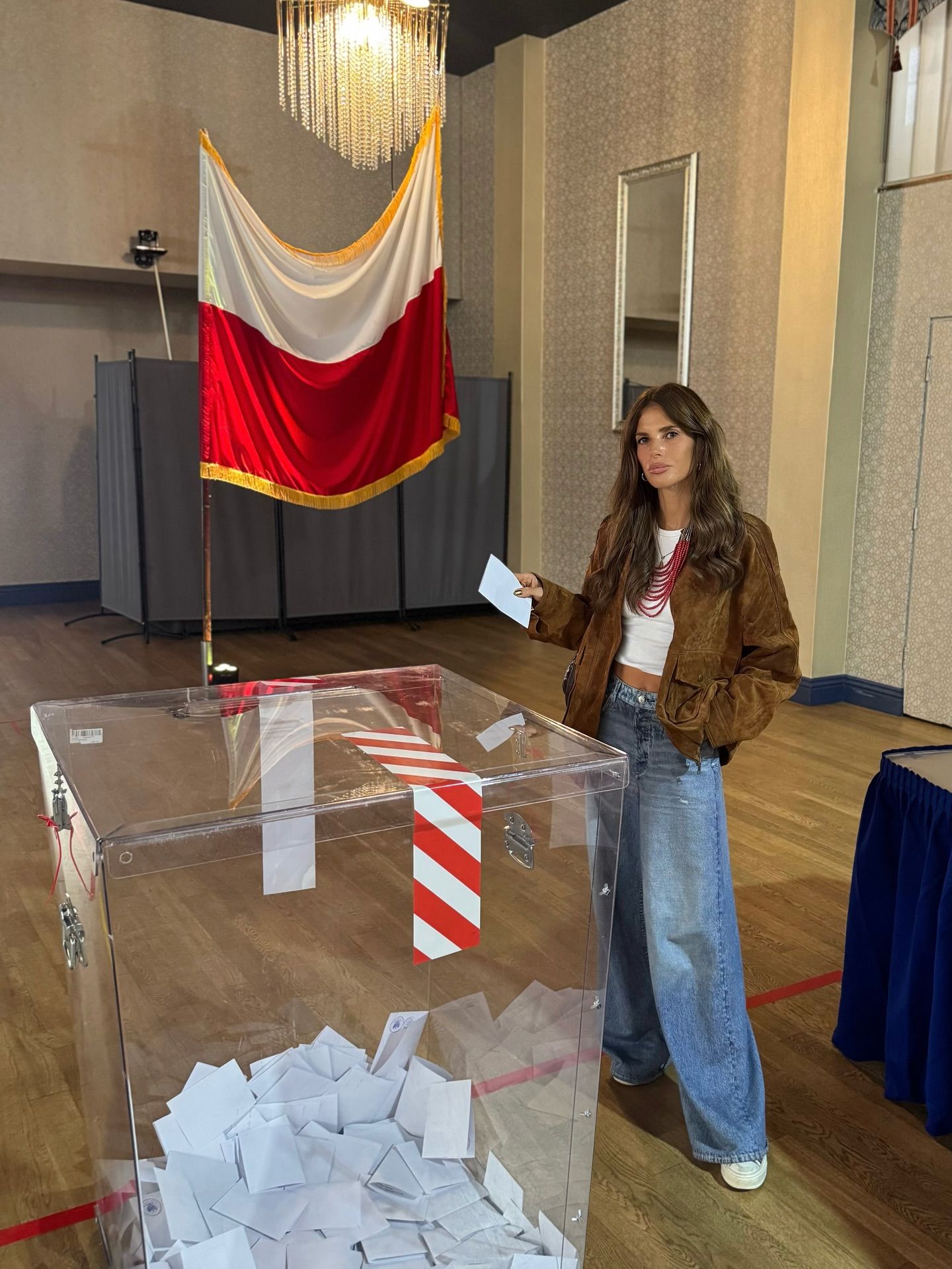 Gwiazdy głosują w drugiej turze. Zdjęcia z lokali wyborczych w sieci