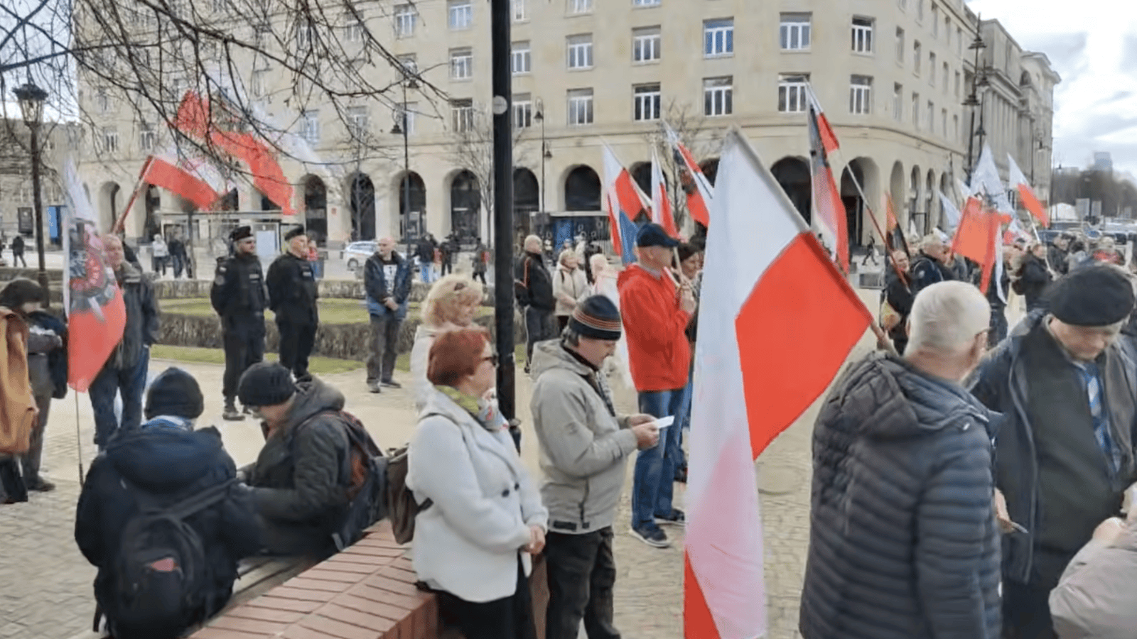 Tłumy na wiecu w Warszawie. Padły mocne słowa o Brukseli