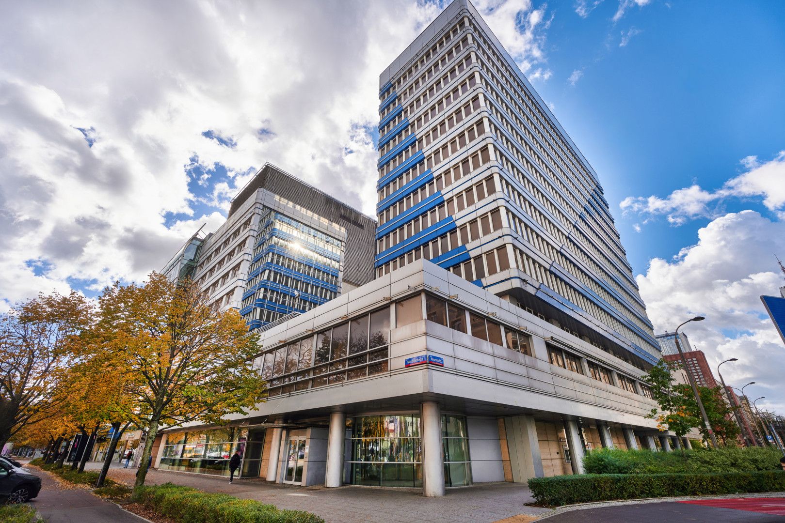 Największy bank w Polsce wystawia na sprzedaż ikoniczny wieżowiec. Cena wywoławcza oszałamia