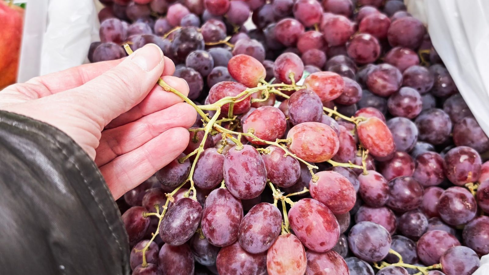 Przebadali winogrona z Aldi, Lidla, Biedronki. W jednych pozostałości aż 16 różnych pestycydów