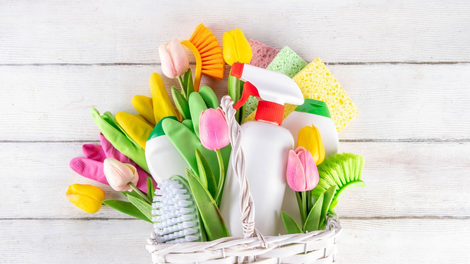 Tyle zapłacisz za sprzątanie domu przed Wielkanocą. Samo mycie okien już do tanich nie należy