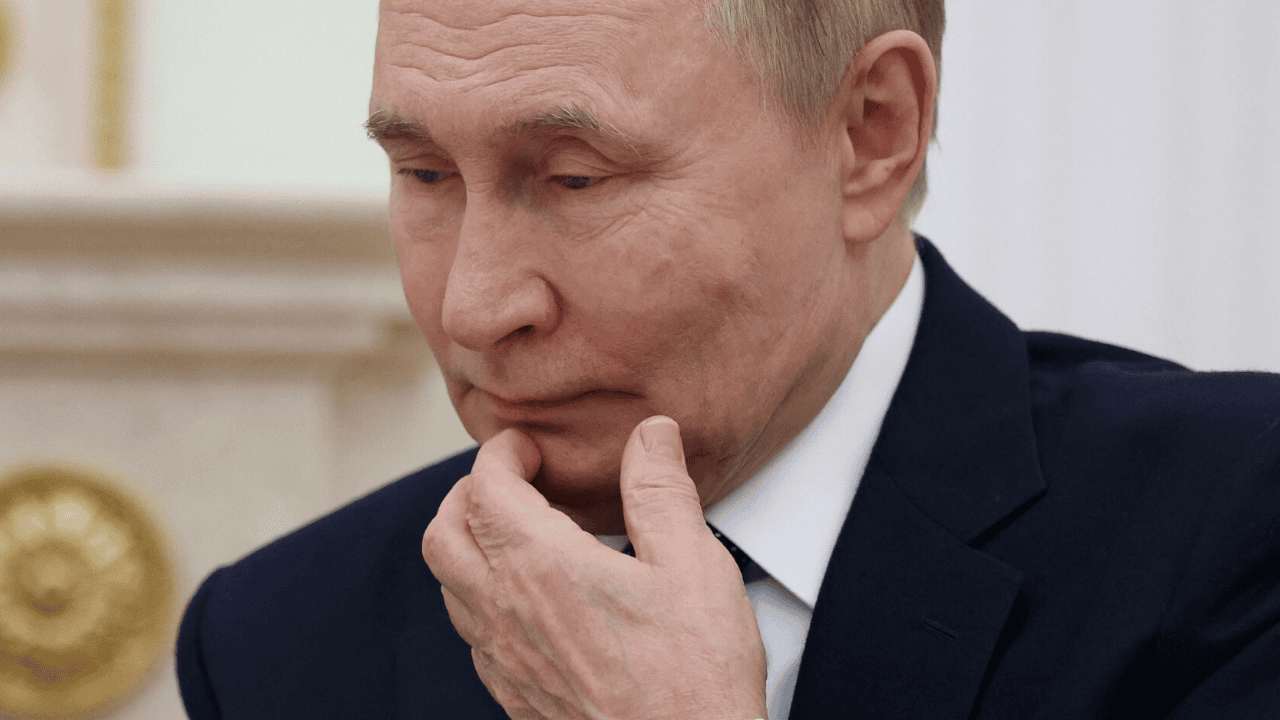 Vladimir Putin is firmly responding to the US. "He shook his finger"