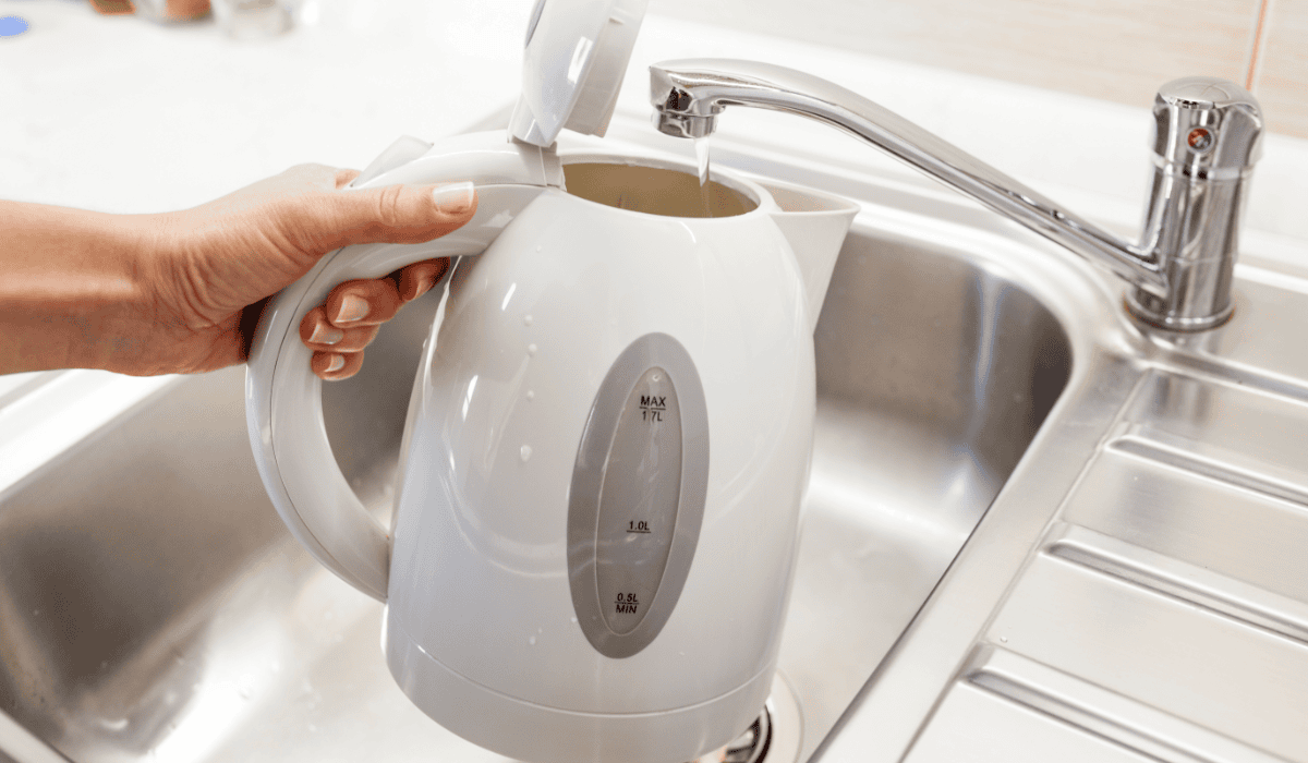 Nalewanie wody do czajnika