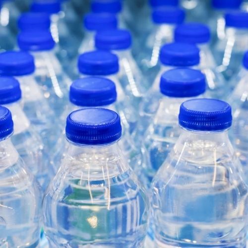 Jest szkodliwa jak trutka. Polacy piją tę wodę litrami 