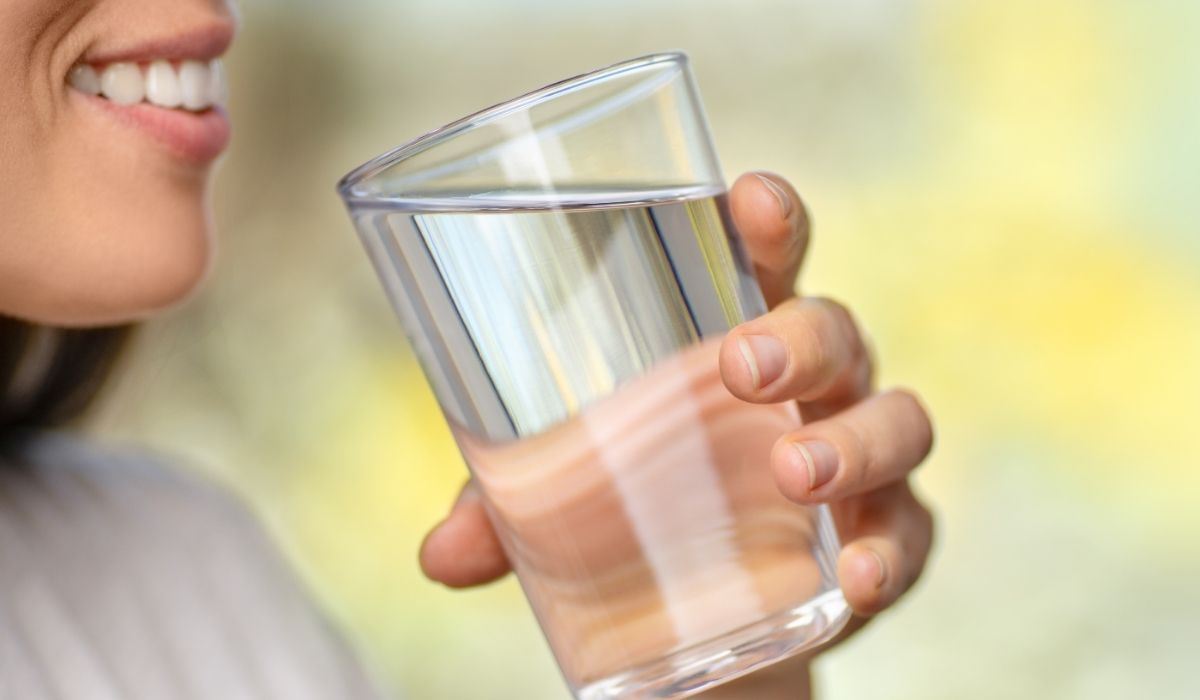 Popularna woda, która może niszczyć zdrowie. Czy pijesz ją codziennie?