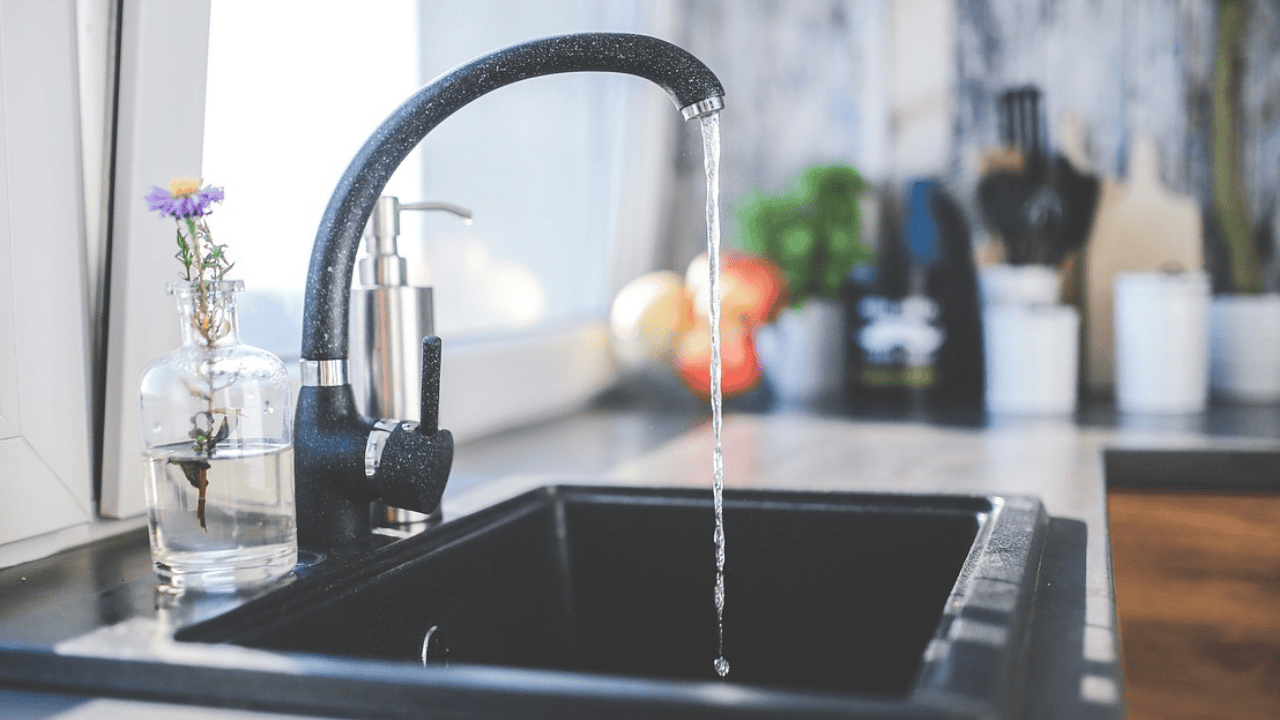 Alarm dla 11 miejscowości na Mazowszu. Woda z kranu niezdatna do picia, ani choćby do kąpieli