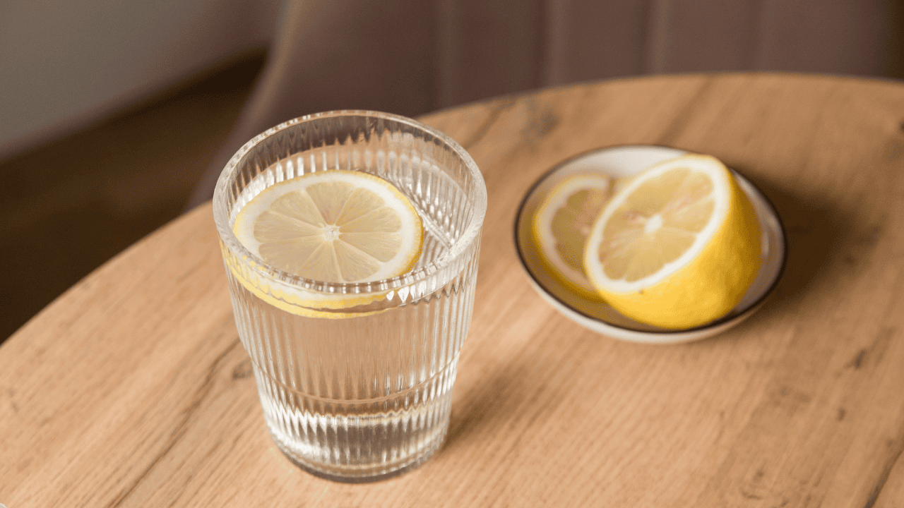 Dodajesz cytrynę do herbaty lub wody? Już wiadomo, jak wpływa to na organizm