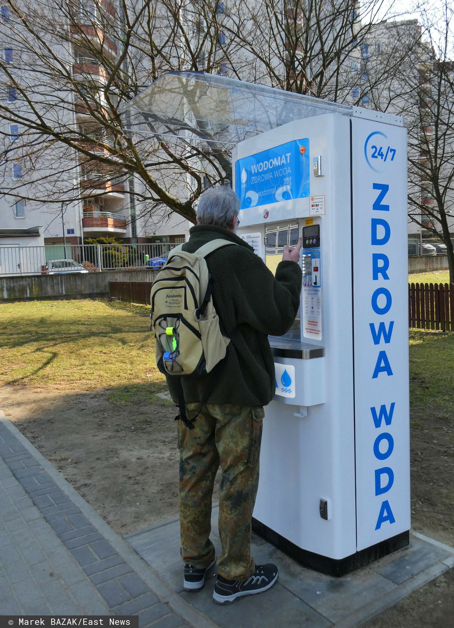 Tak się robi interesy na kranówce. Na ulicach wyrosły automaty, wiadomo, kto na tym zarabia