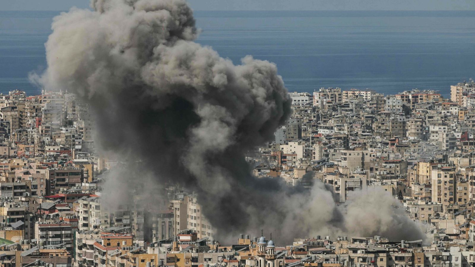 "Zamyka ambasadę, podnosi gotowość sił zbrojnych". Kolejny kraj włączy się do wojny na Bliskim Wschodzie?