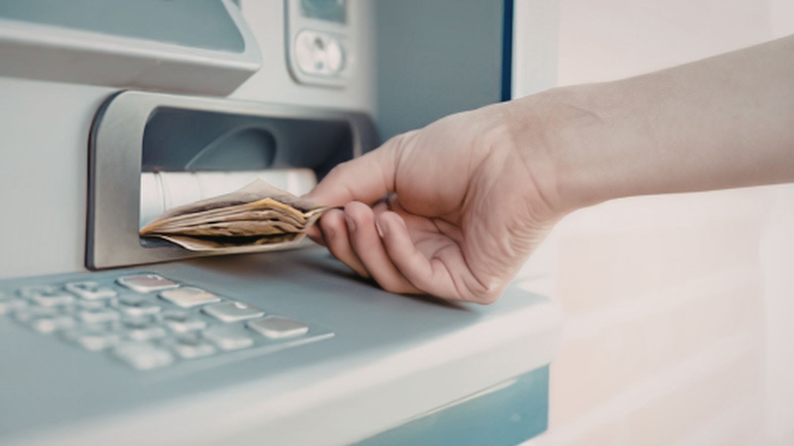 Skarbówce zapali się czerwone światło, jeżeli wpłacisz tyle w bankomacie. Jest też limit wypłaty