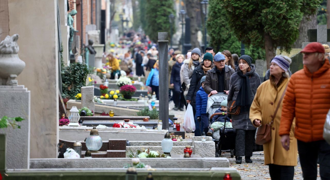 Cmentarze pełne ludzi, a pogoda zaskoczy. Wiemy, czy trzeba będzie wziąć parasol