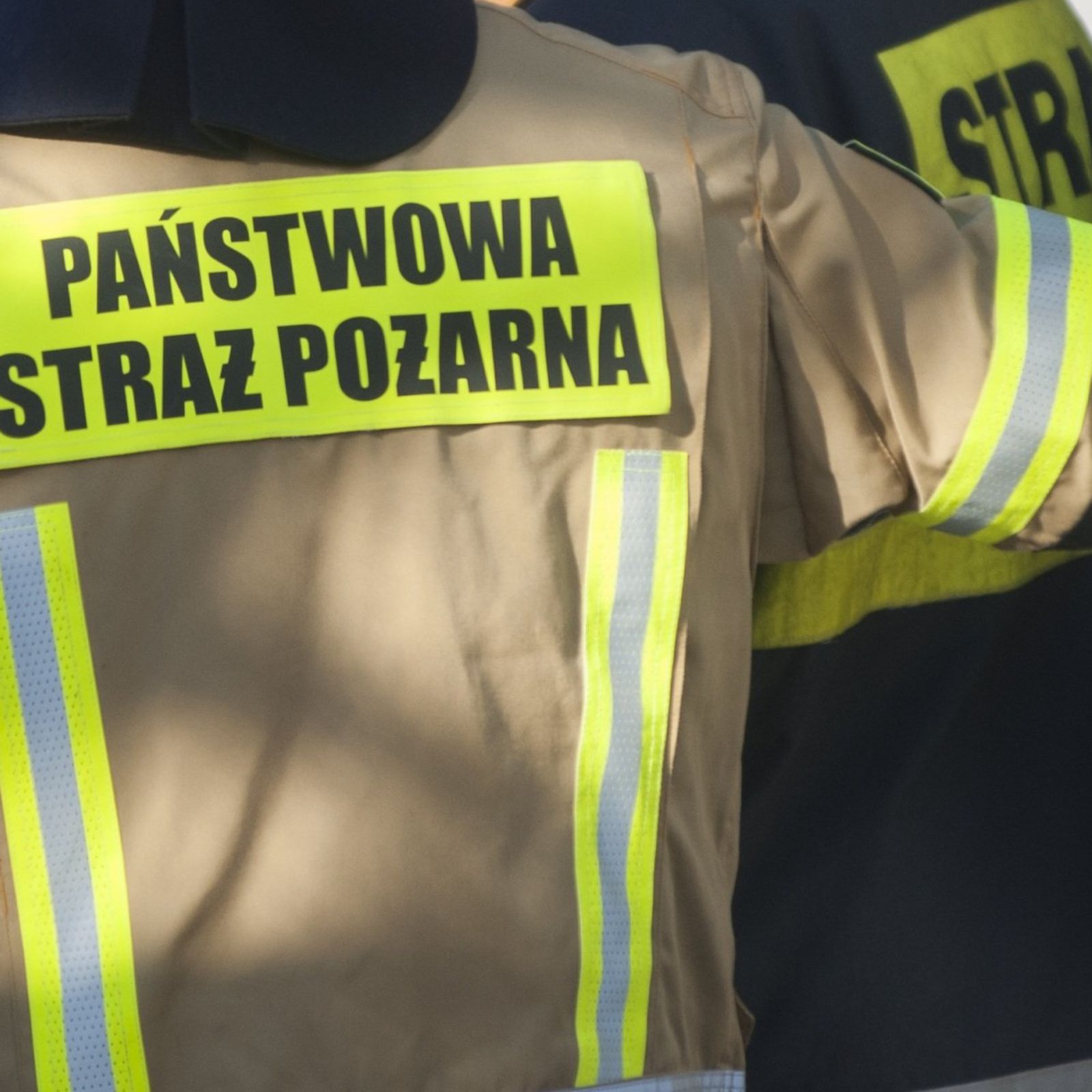 Autobus zderzył się z kilkoma samochodami i wjechał do przejścia podziemnego. Ulica w Warszawie zablokowana