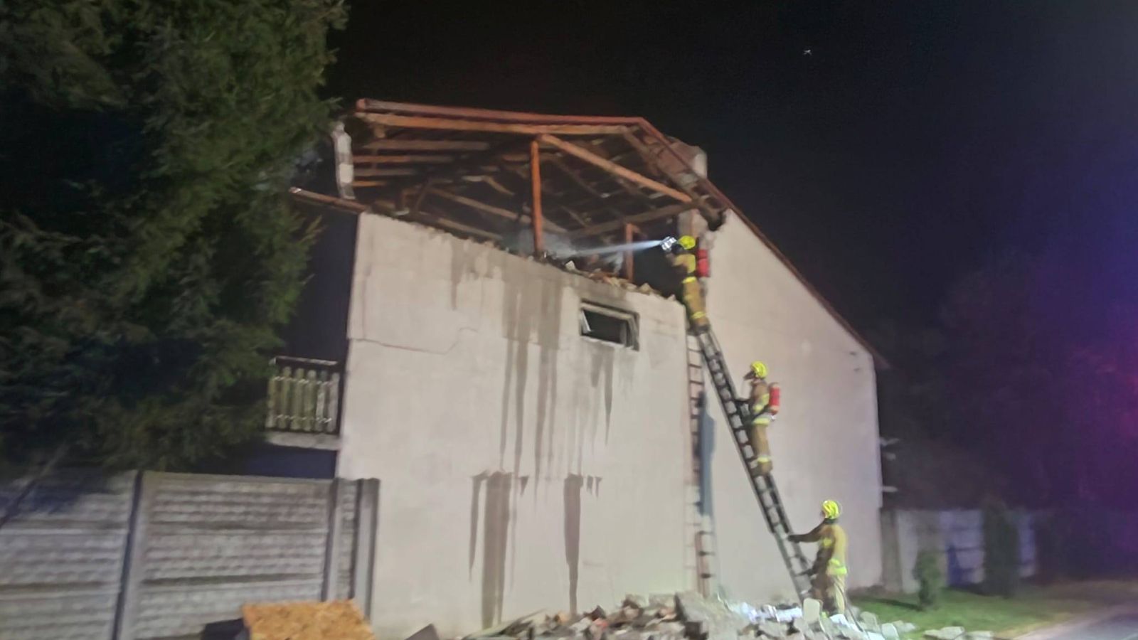 Wybuch w domu pod Częstochową. Na miejscu pojawiło się 10 zastępów straży pożarnej