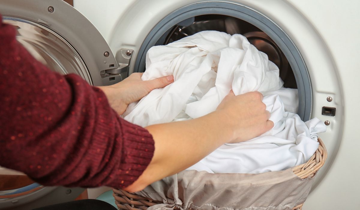 wyciąganie prania z pralki