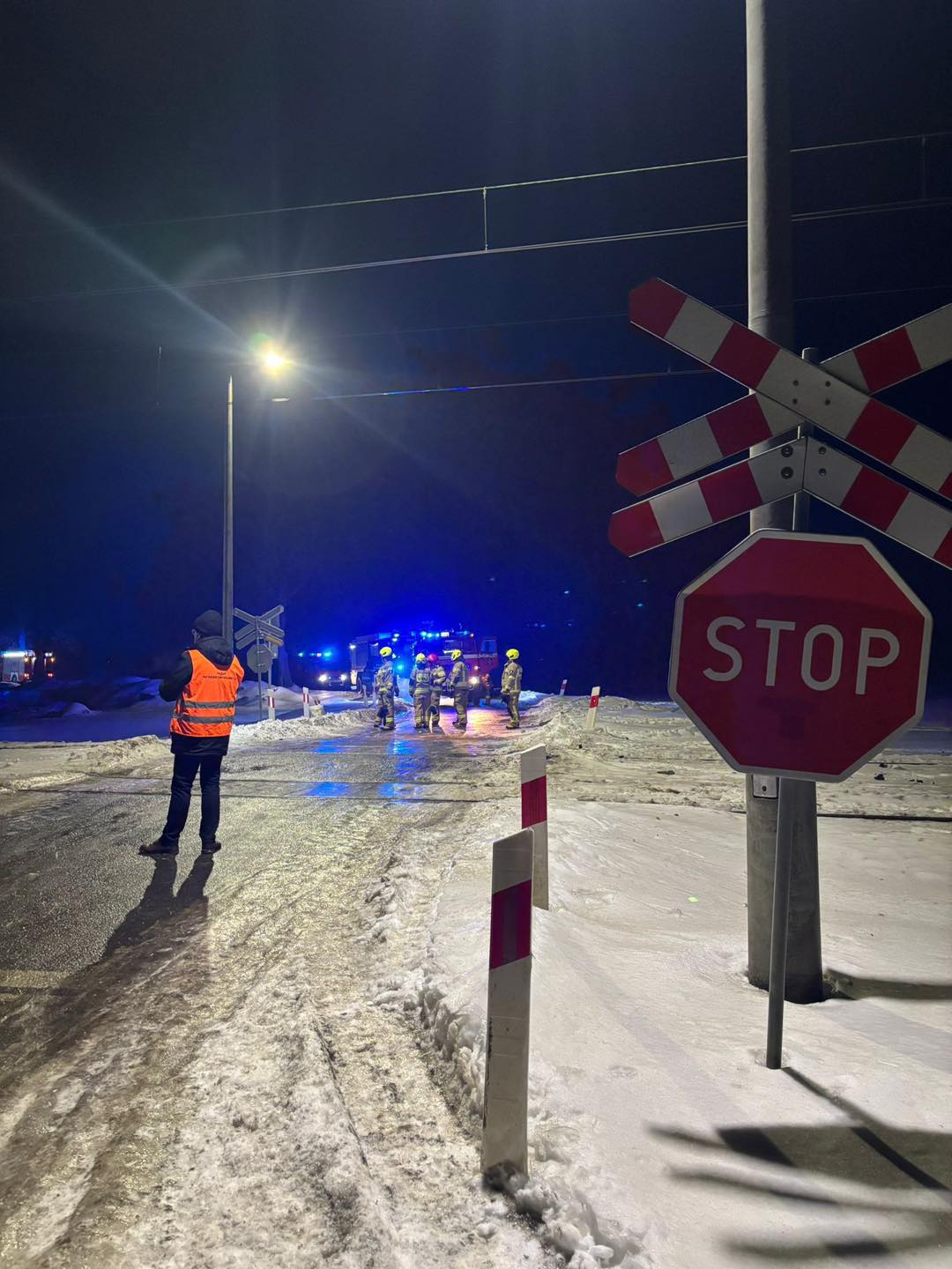 Doszło do zderzenia z pociągiem. To stało się z samochodem na przejeździe