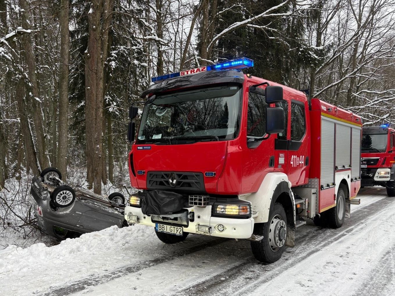 Dramat na trasie. Nagłe dachowanie osobówki. Służby w akcji