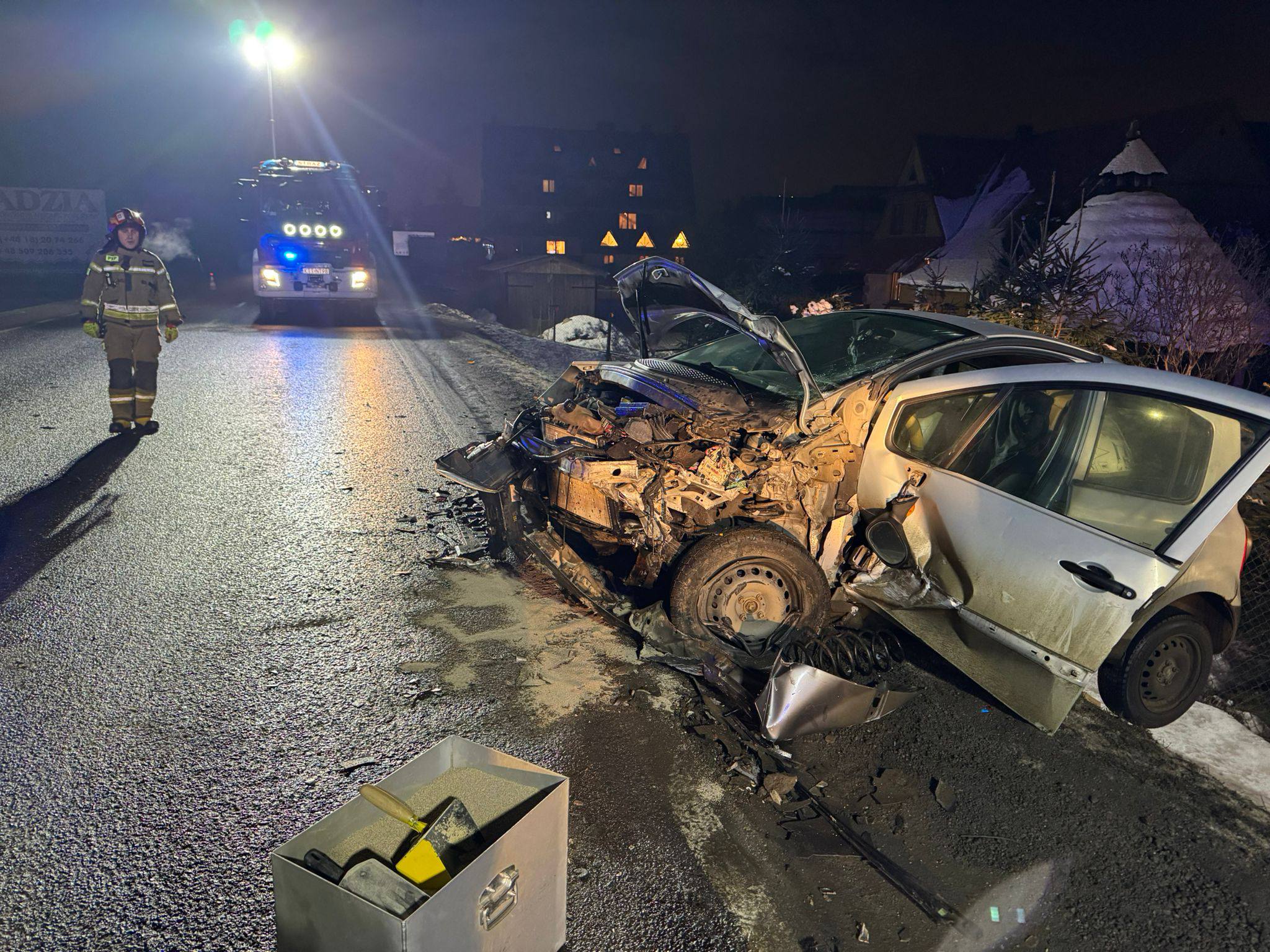 Była 19.47. Dramatyczna czołówka na drodze krajowej. Trasa zablokowana. Służby w akcji