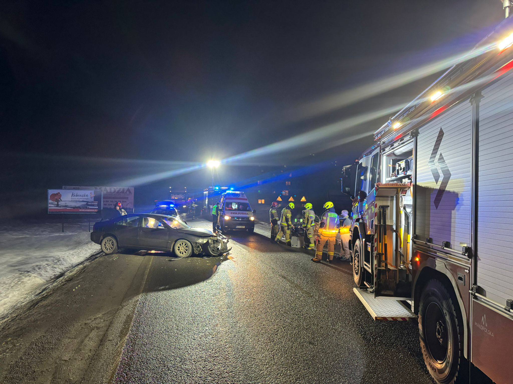 Była 19.47. Dramatyczna czołówka na drodze krajowej. Trasa zablokowana. Służby w akcji