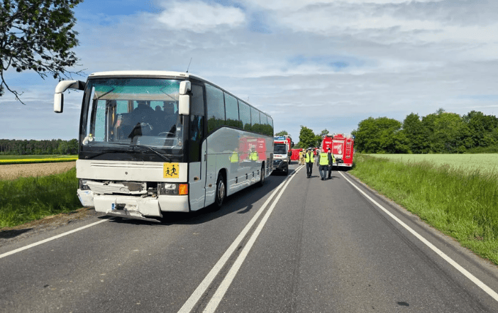 Tragiczny wypadek na polskiej trasie. Zderzenie trzech pojazdów. Droga całkowicie zablokowana