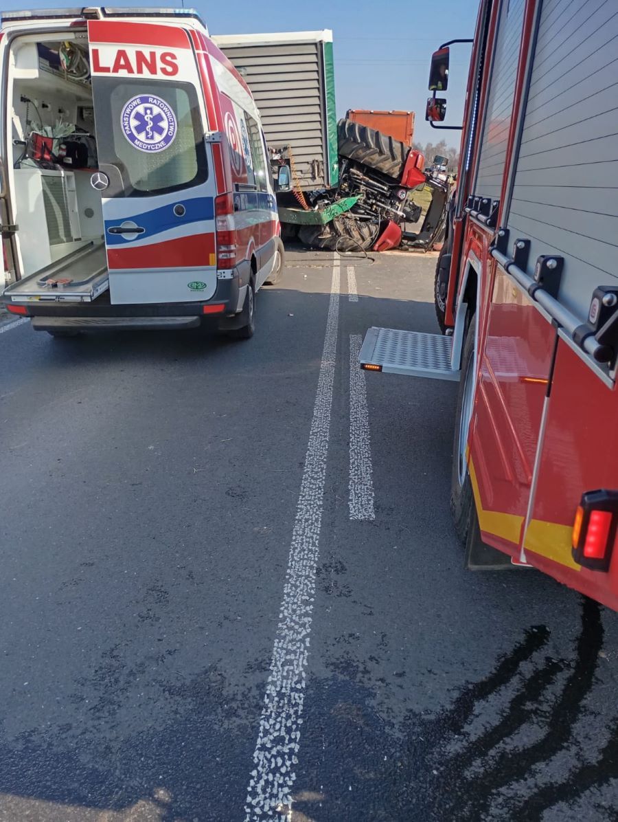 Dramatyczny wypadek na Mazowszu. Dwie osoby zostały zakleszczone. Droga zablokowana na kilka godzin