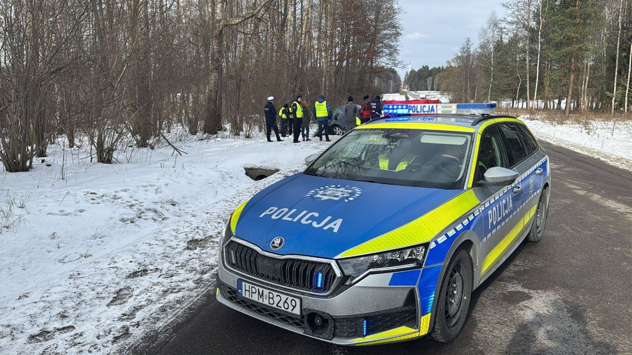 Tragedia w czwartkowe południe. Nie żyje kierowca, droga całkowicie zablokowana