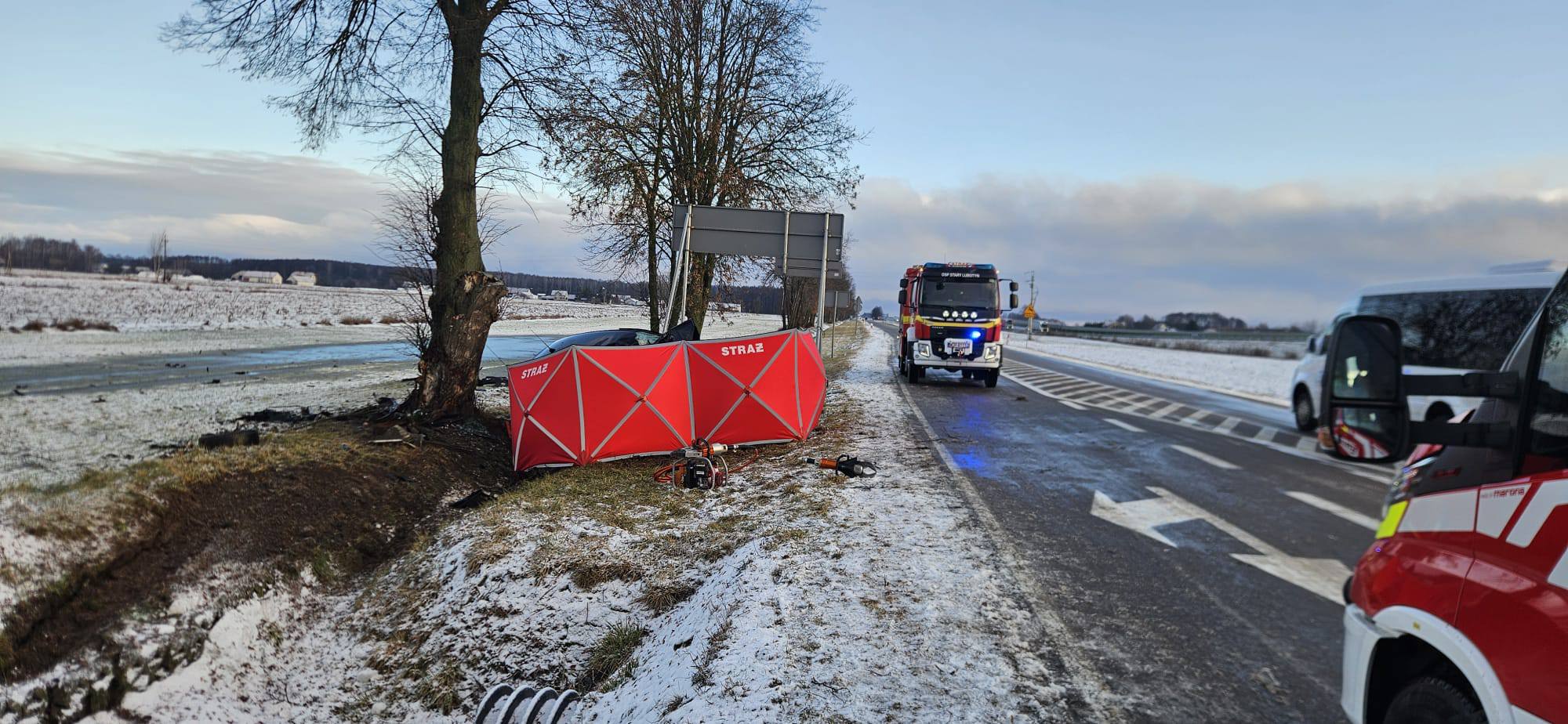 Śmiertelny wypadek w środę rano. Osobówka uderzyła w drzewo, w akcji wszystkie służby