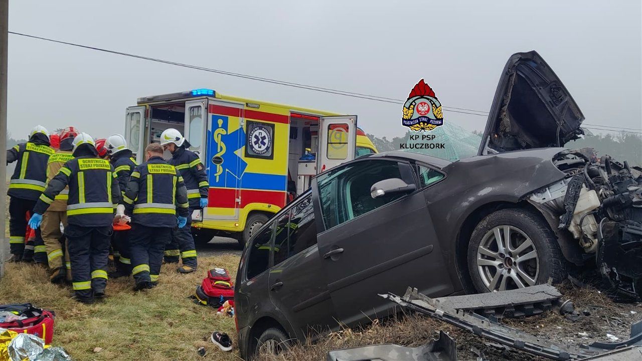 Poważny wypadek na drodze krajowej. Trasa całkowicie nieprzejezdna. Na miejscu akcja ratowników