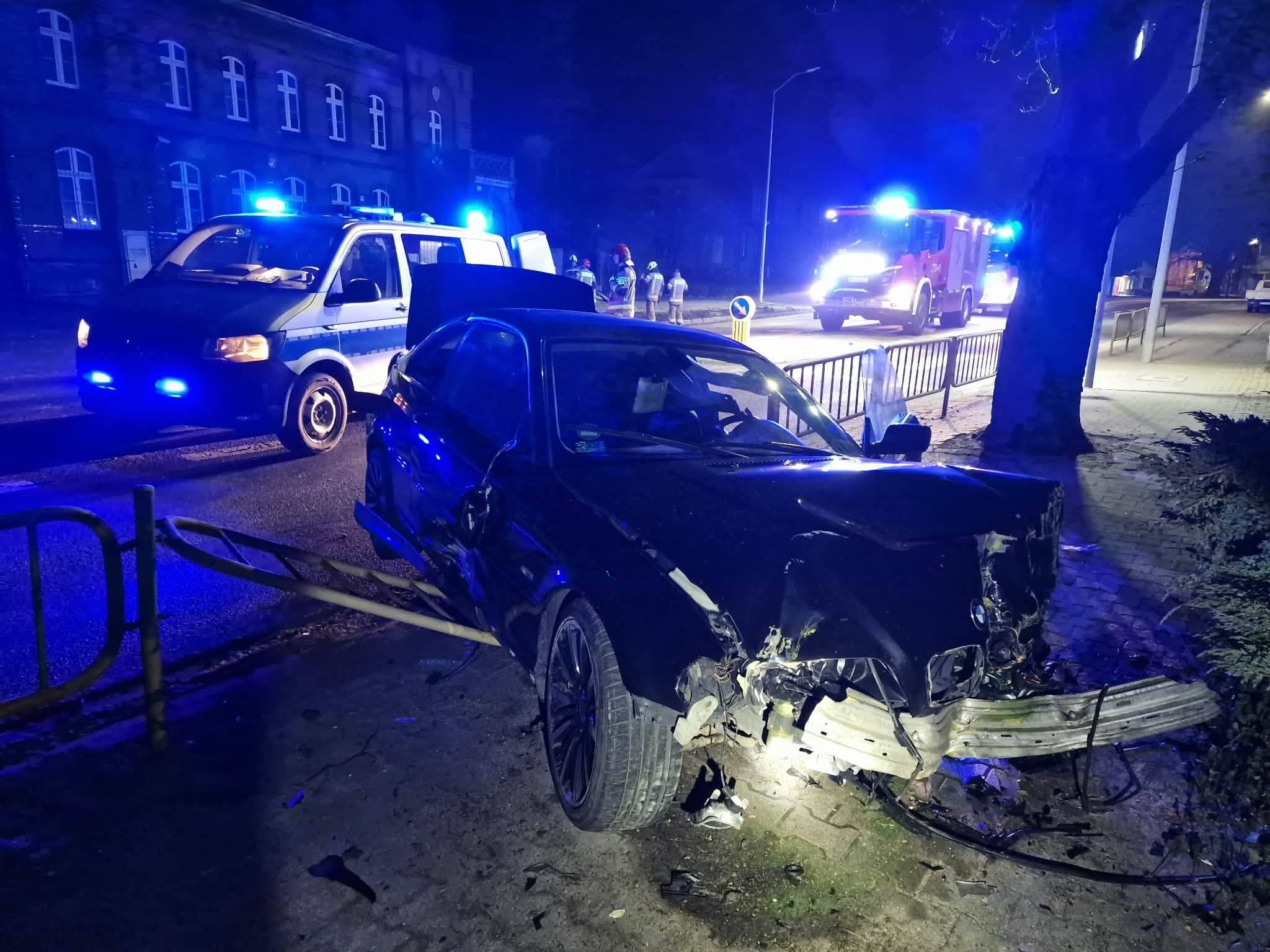 Szokujący nocny rajd 17-latka po ulicach. BMW skończyło na lampie. Służby w akcji