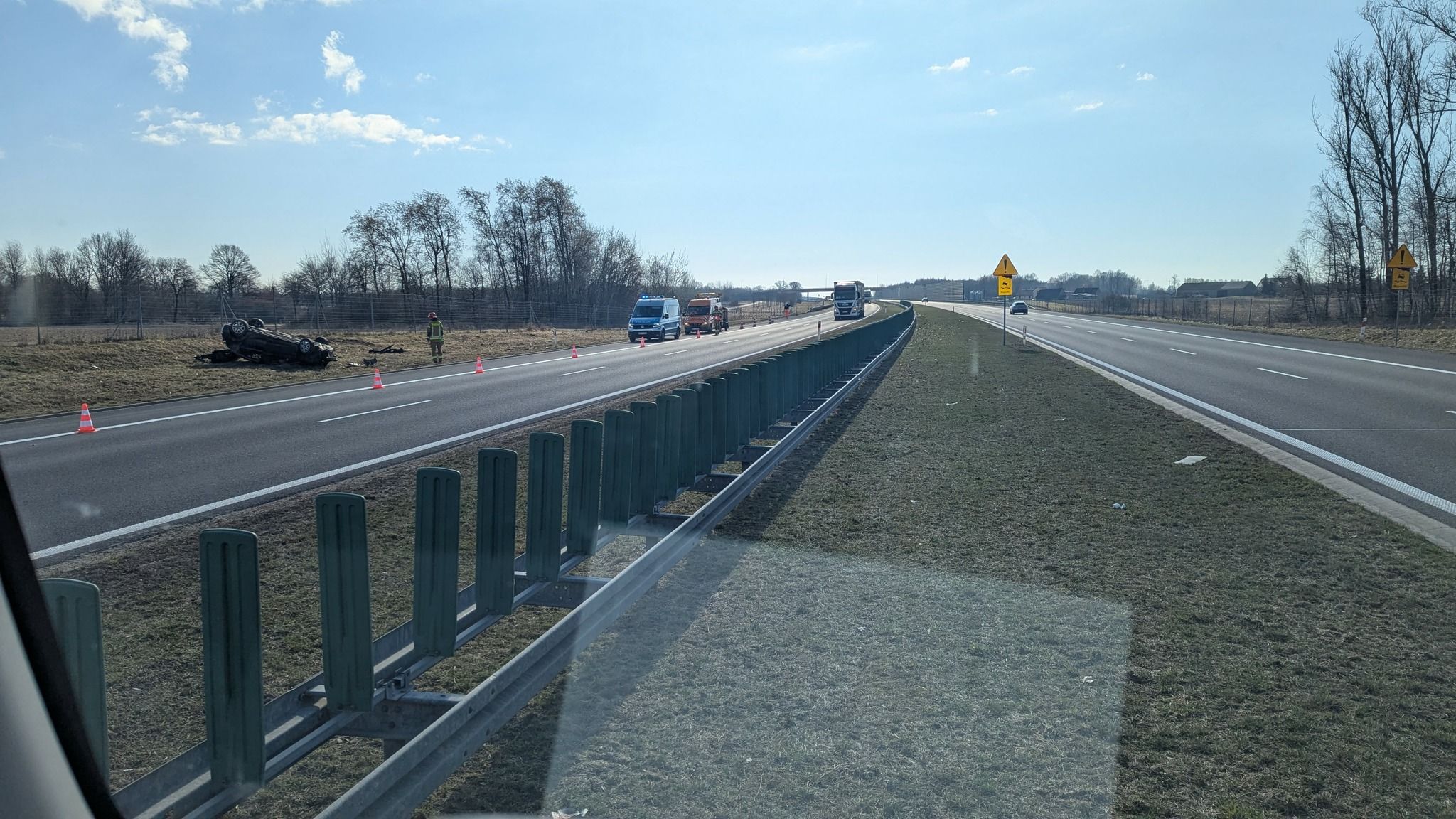 Poważny wypadek na kluczowej trasie. Auto dachowało, w akcji służby