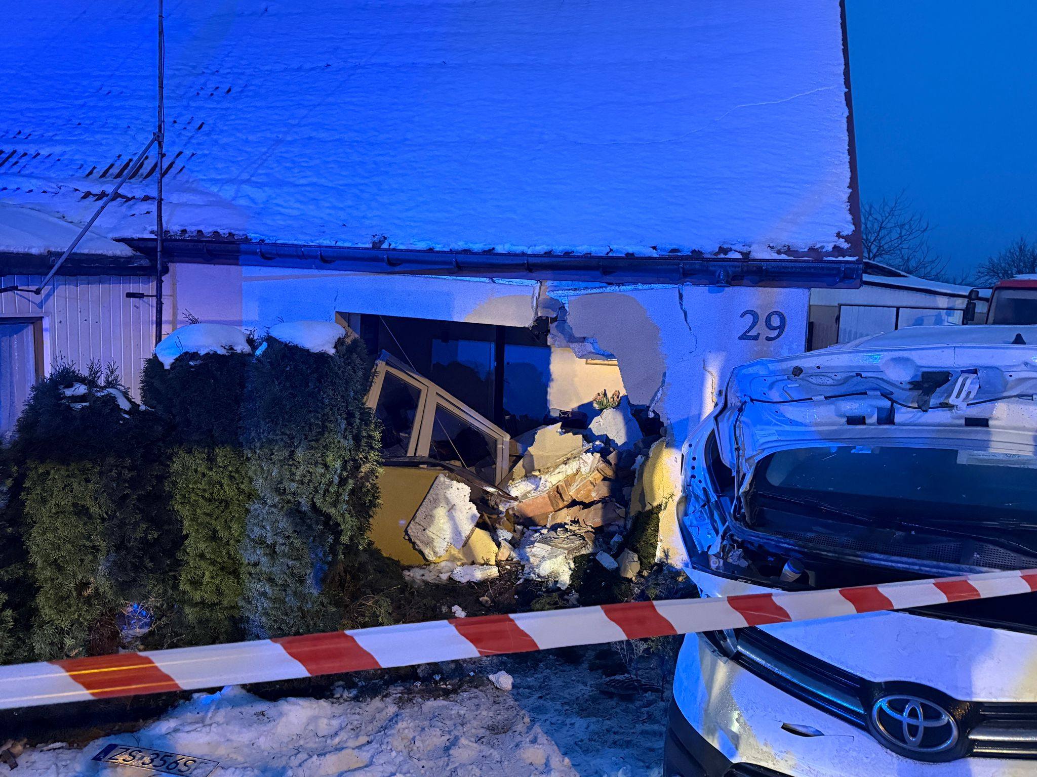 Dramat w polskiej miejscowości. Bus wbił się w dom. Są ranni, służby przekazały porażające wieści