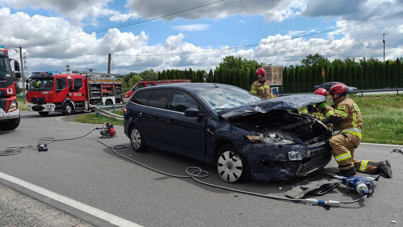 Dramatyczny wypadek na DW982. Lądował śmigłowiec LPR, droga zablokowana