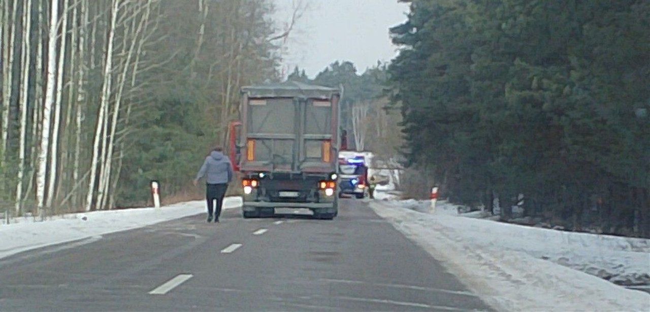 Tragedia w czwartkowe południe. Nie żyje kierowca, droga całkowicie zablokowana