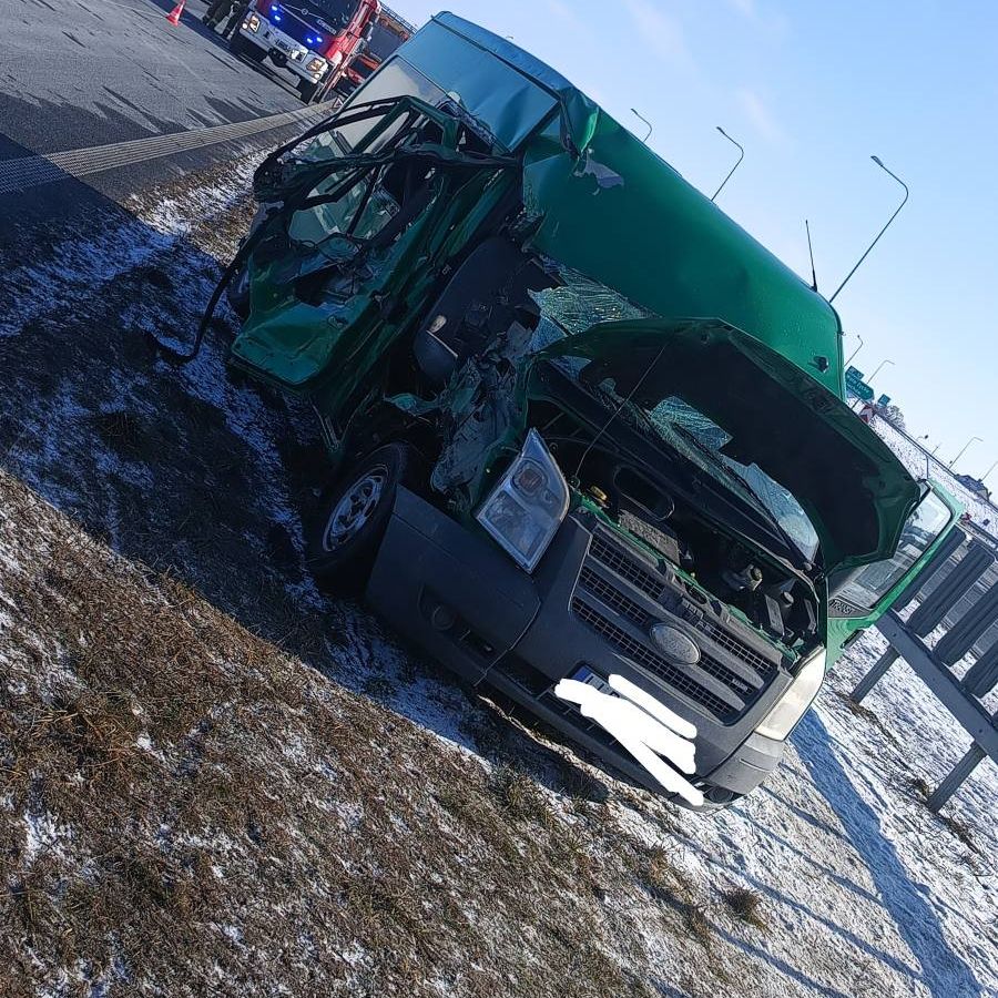 Była 12.02. Dramatyczny wypadek na ekspresówce. W akcji policja i służby. Ruch po jednym pasie
