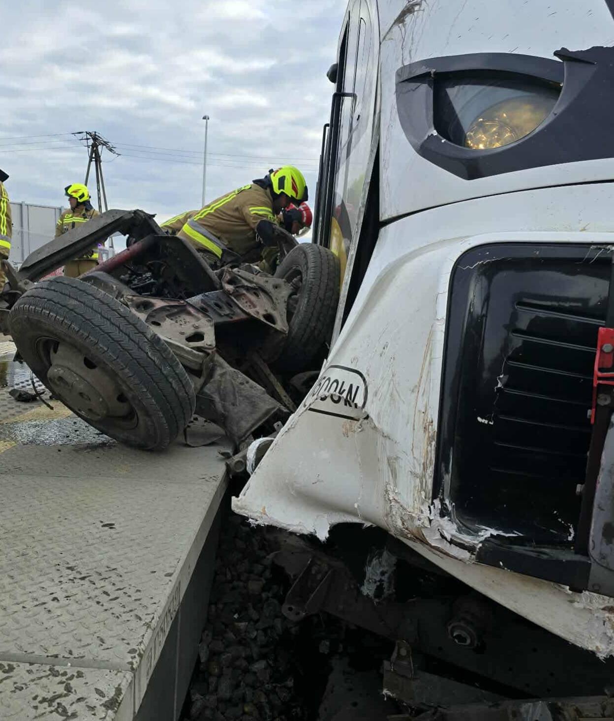 Dramatyczny wypadek na przejeździe kolejowym. Wewnątrz są uwięzione osoby. Służby w akcji