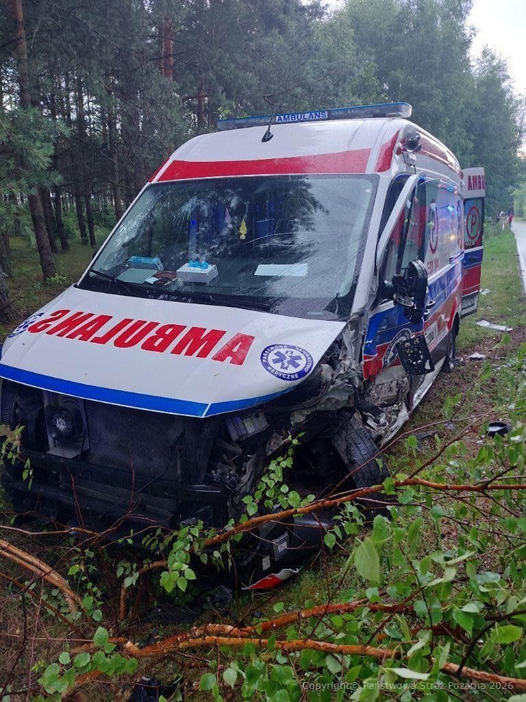 Czołowe zderzenie karetki i osobówki. Ranny 18-latek, LPR nie mógł wylądować