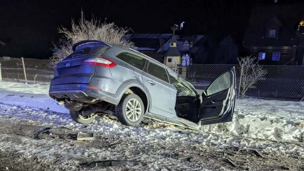 Tragiczna czołówka dwóch aut. Ruch na drodze natychmiast sparaliżowany. Akcja służb