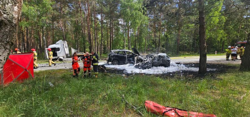 Śmiertelny wypadek na Pomorzu. Dwa samochody spłonęły, nie żyje kobieta
