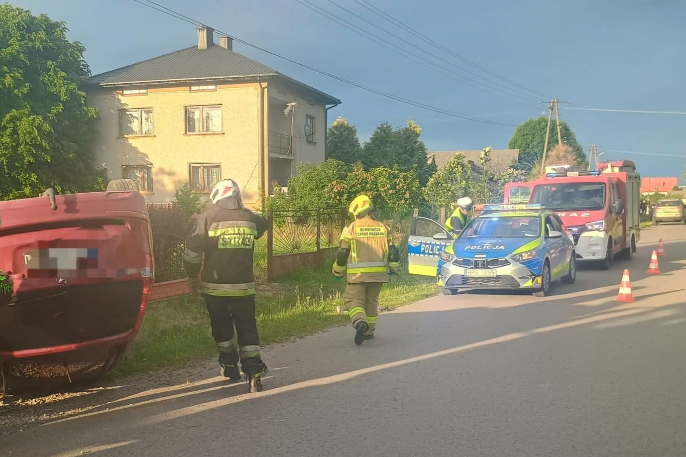 Dramatyczny wypadek w Suliszowie. Auto dachowało, wśród poszkodowanych dzieci